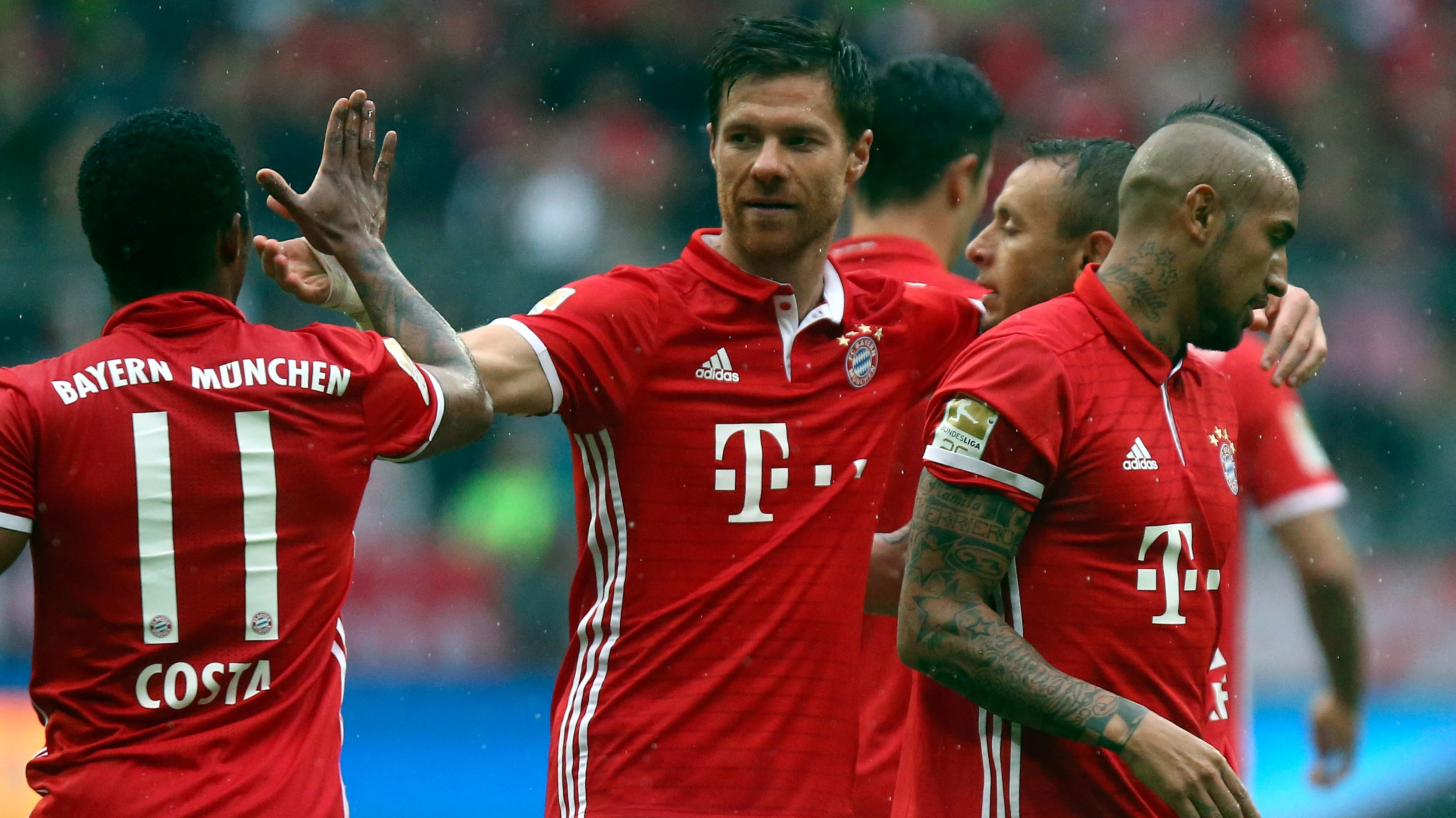 Xabi Alonso celebra su gol con sus compañeros