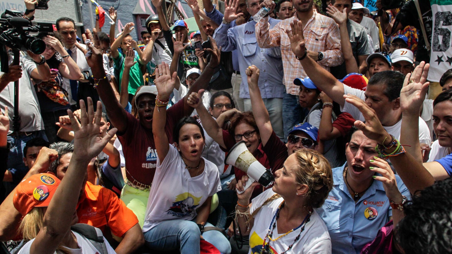 Manifestantes de la oposici&oacute;n venezolana piden un refer&eacute;ndum revocatorio contra Maduro