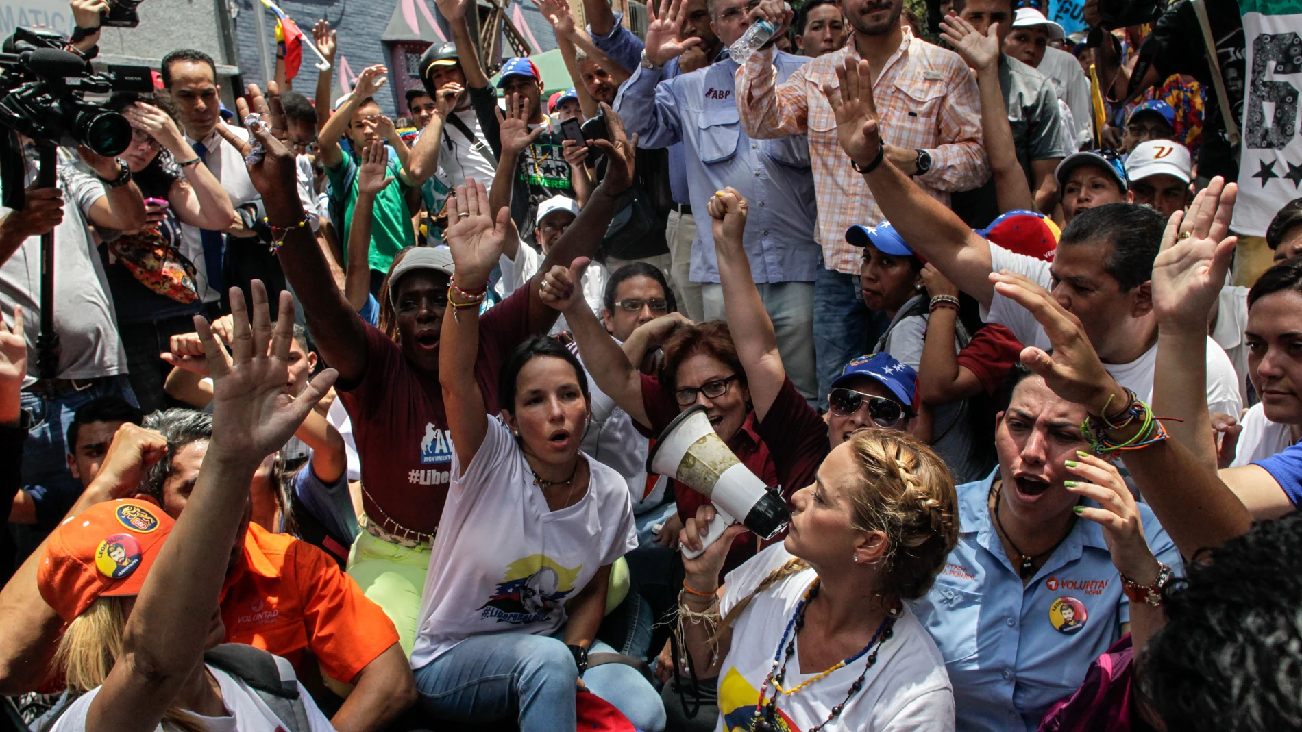 Manifestantes de la oposición venezolana piden un referéndum revocatorio contra Maduro