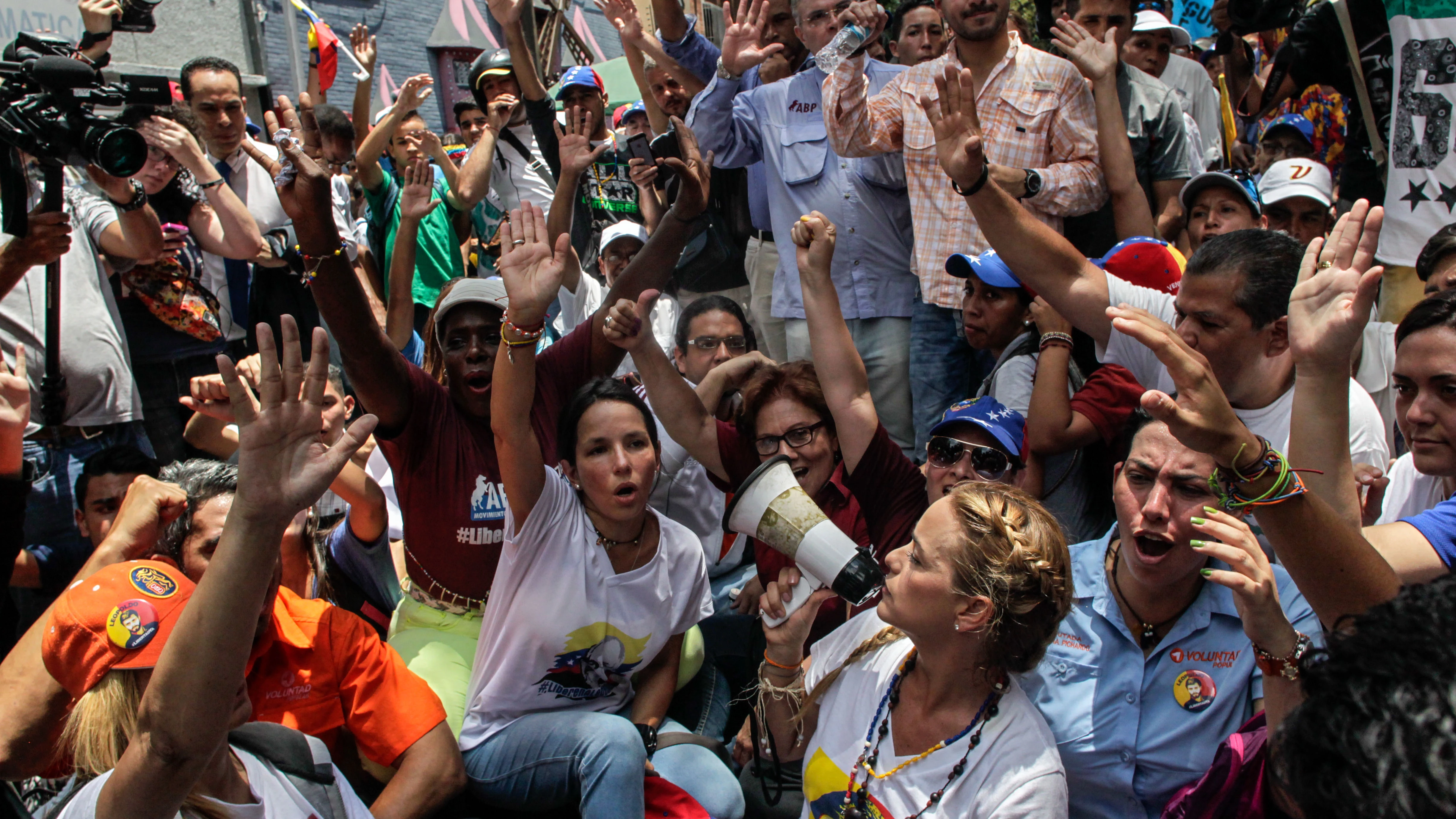 Manifestantes de la oposición venezolana piden un referéndum revocatorio contra Maduro