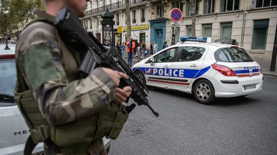 Un soldado francés vigila la zona colindante de la calle Saint-Denishe Sebastopol  Un soldado francés vigila la zona colindante de la calle Saint-Denishe Sebastopol