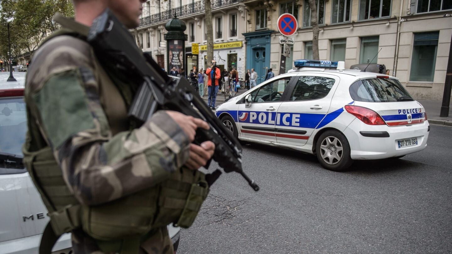 Un soldado franc&eacute;s vigila la zona colindante de la calle Saint-Denishe Sebastopol 