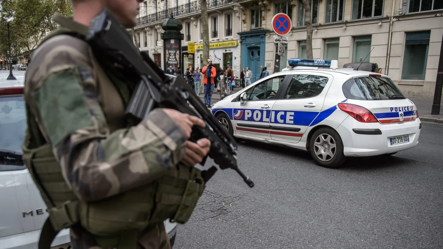 Un soldado francés vigila la zona colindante de la calle Saint-Denishe Sebastopol Un soldado francés vigila la zona colindante de la calle Saint-Denishe Sebastopol