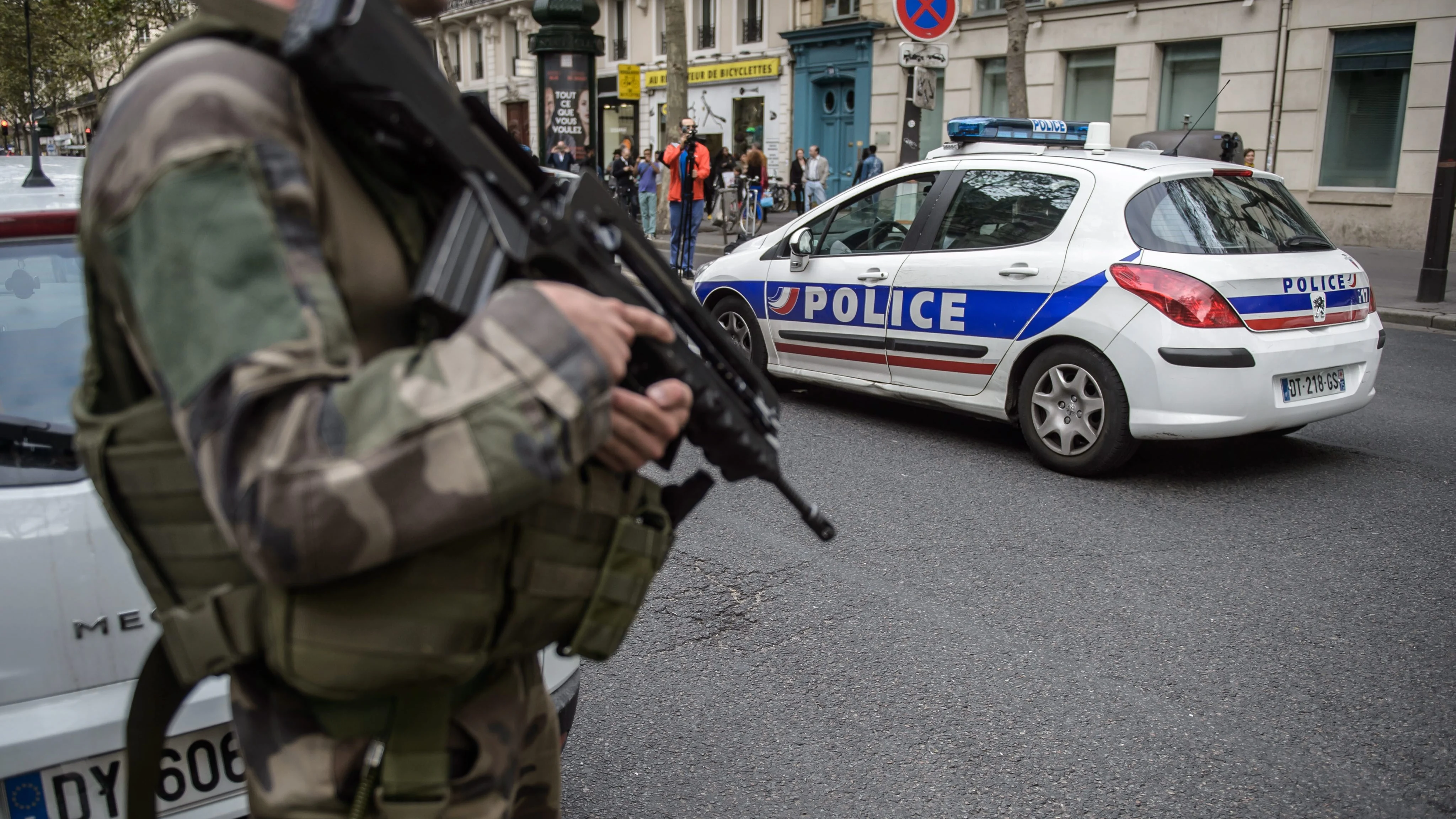 Un soldado francés vigila la zona colindante de la calle Saint-Denishe Sebastopol 