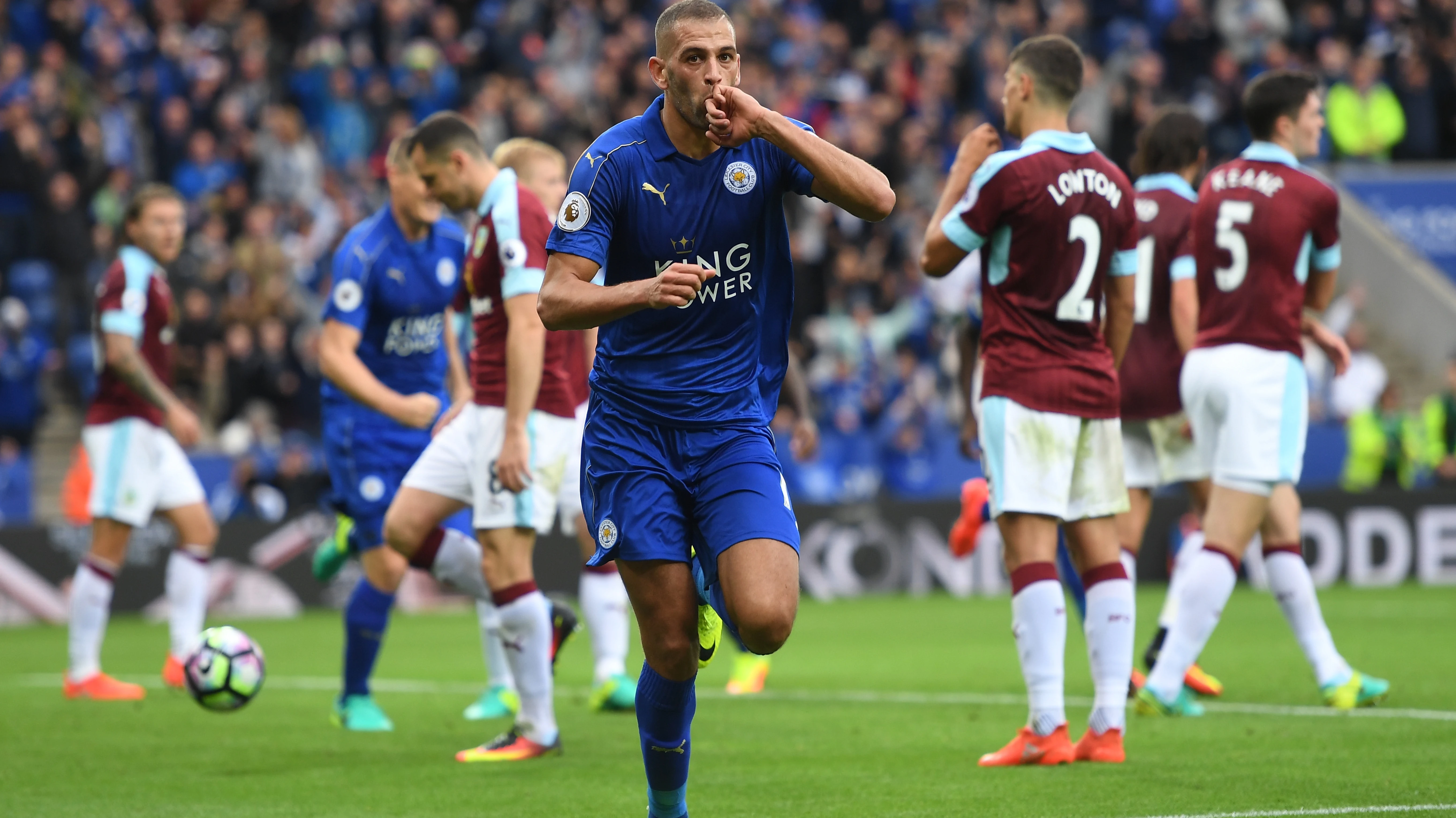 Islam Slimani celebra un gol