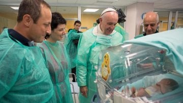 El papa Francisco visita una maternidad de Roma