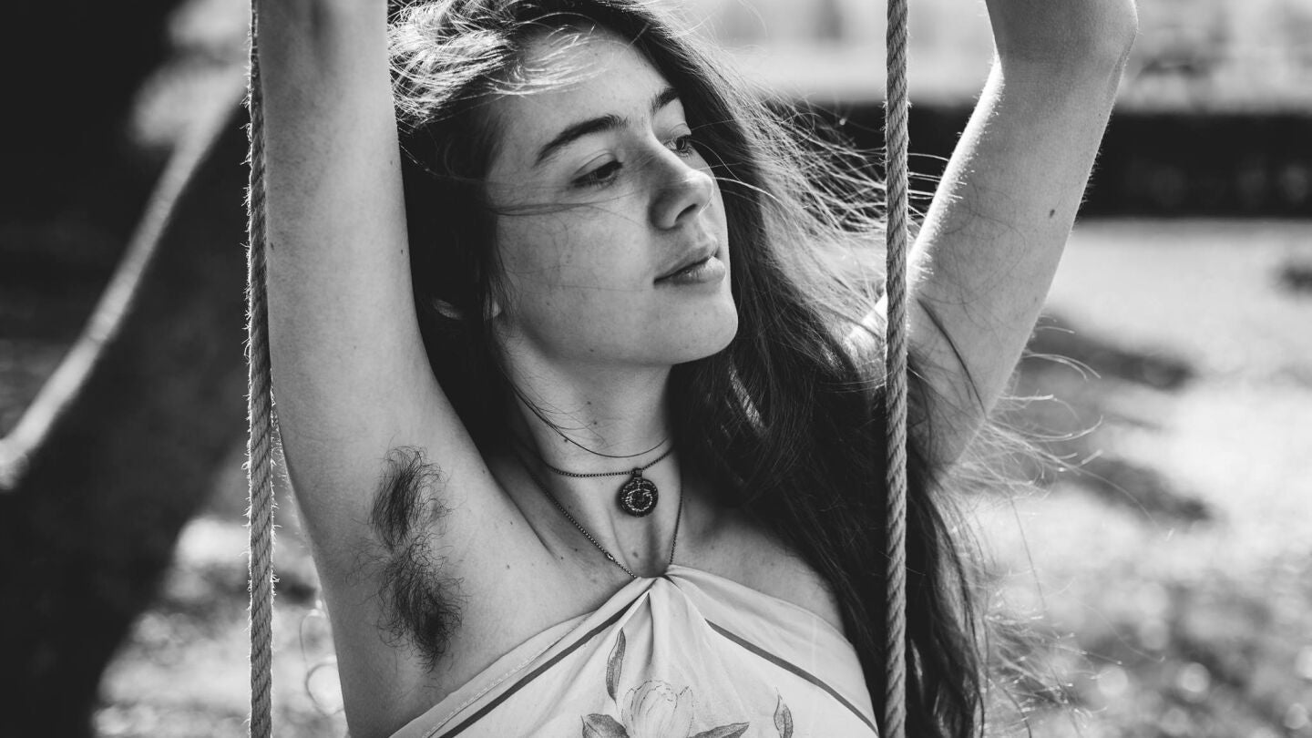 Laura De en una fotograf&iacute;a con las axilas sin depilar