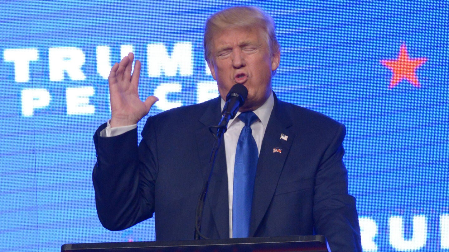 El candidato a la presidencia de los Estados Unidos por el partido republicano, Donald Trump en un evento de campa&ntilde;a en el James L. Knight Center en Miami