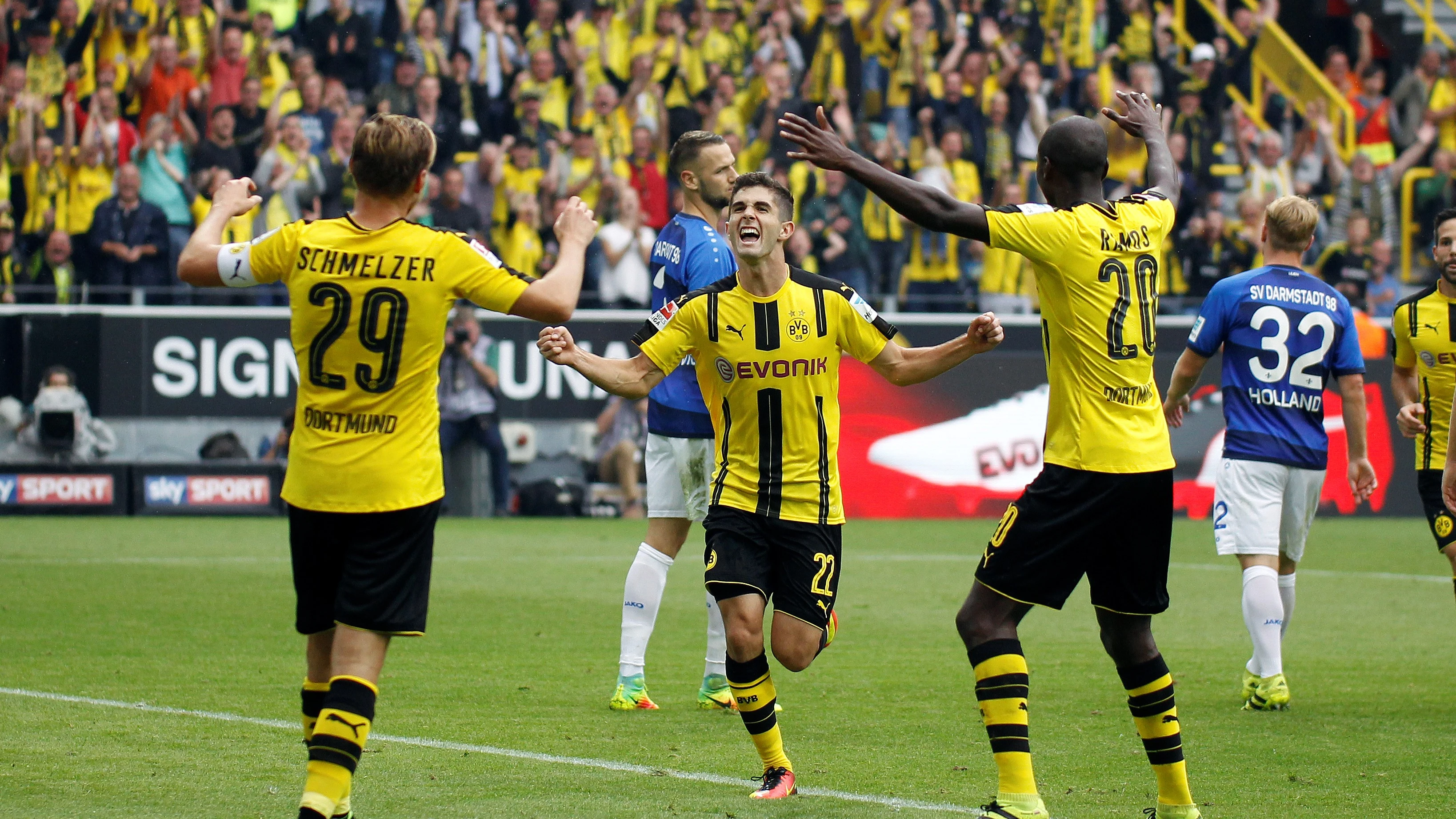 Christian Pulisic celebra un gol Christian Pulisic celebra un gol