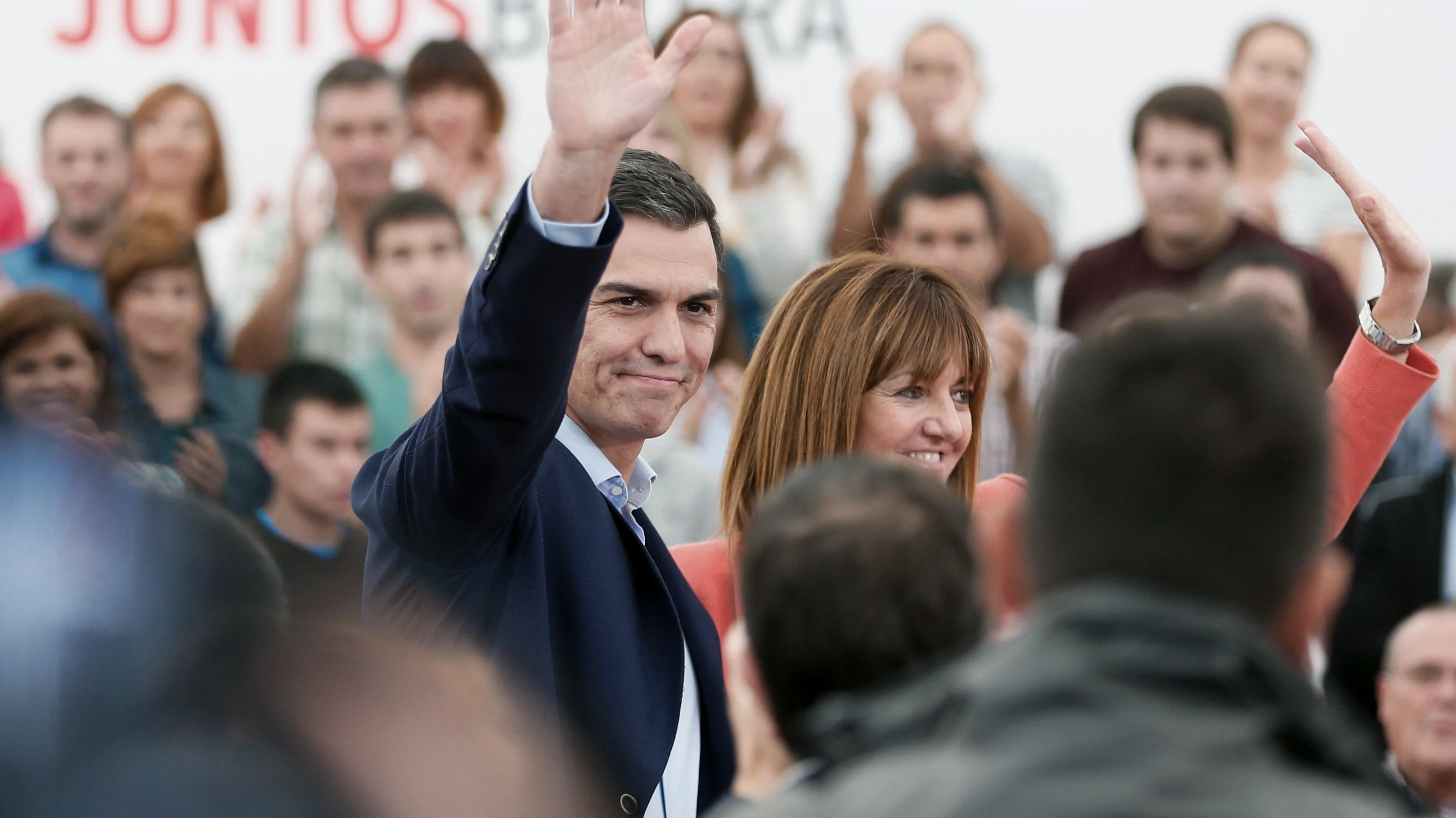 El secretario general del PSOE, Pedro Sánchez (d), junto a la candidata socialista a lehendakari, Idoia Mendia (i), durante un acto electoral de la campaña vasca celebrado hoy en San Sebastián El secretario general del PSOE, Pedro Sánchez (d), junto a la candidata socialista a lehendakari, Idoia Mendia (i), durante un acto electoral de la campaña vasca celebrado hoy en San Sebastián