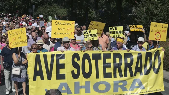 Miles de personas se manifiestan en Granada contra el 'aislamiento ferroviario' que sufre la ciudad Miles de personas se manifiestan en Granada contra el 'aislamiento ferroviario' que sufre la ciudad