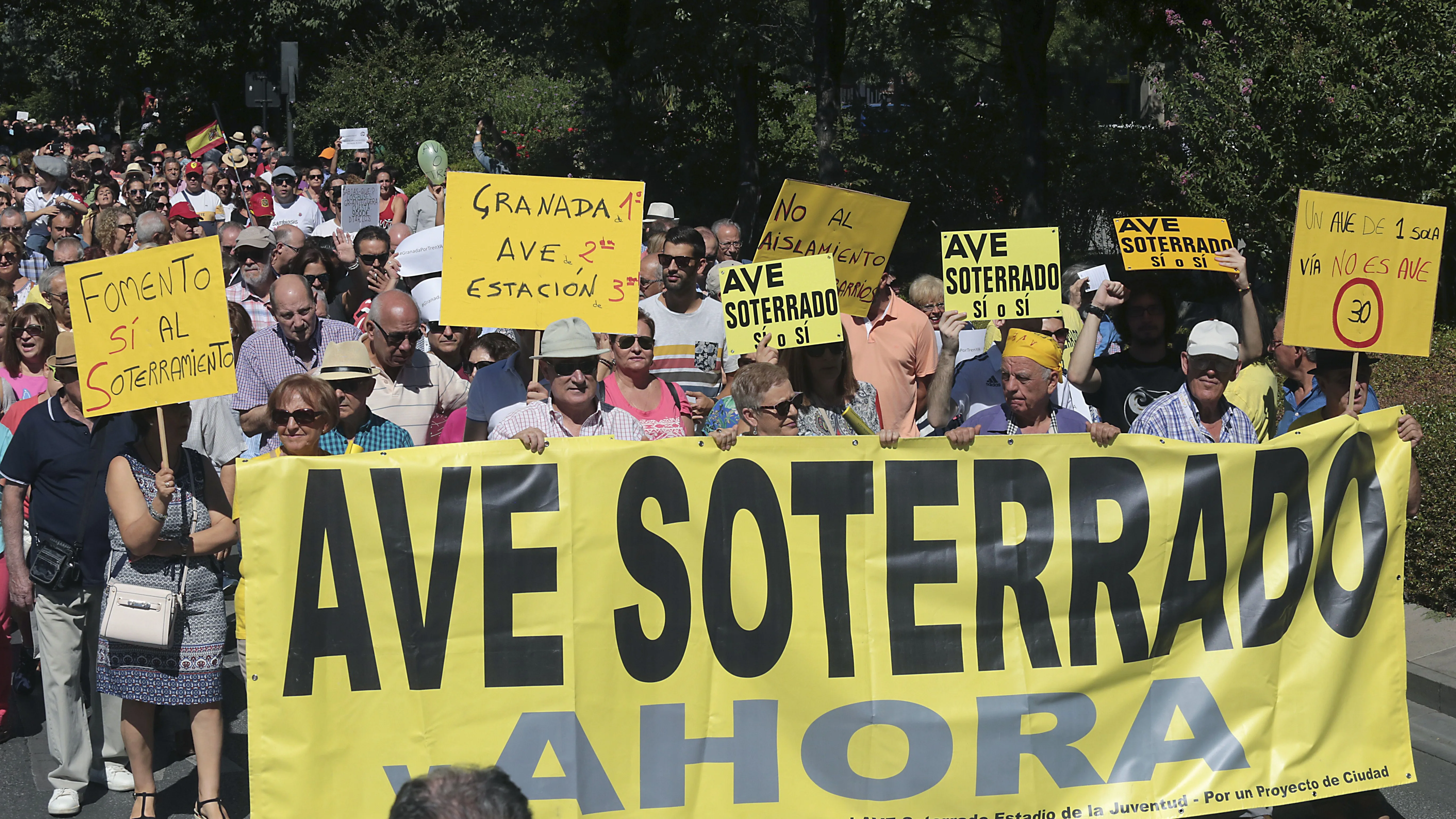 Miles de personas se manifiestan en Granada contra el 'aislamiento ferroviario' que sufre la ciudad