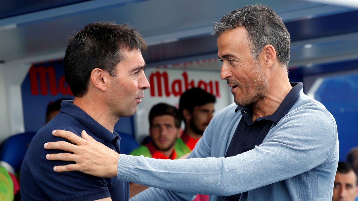 Luis Enrique saluda a Garitano en Butarque