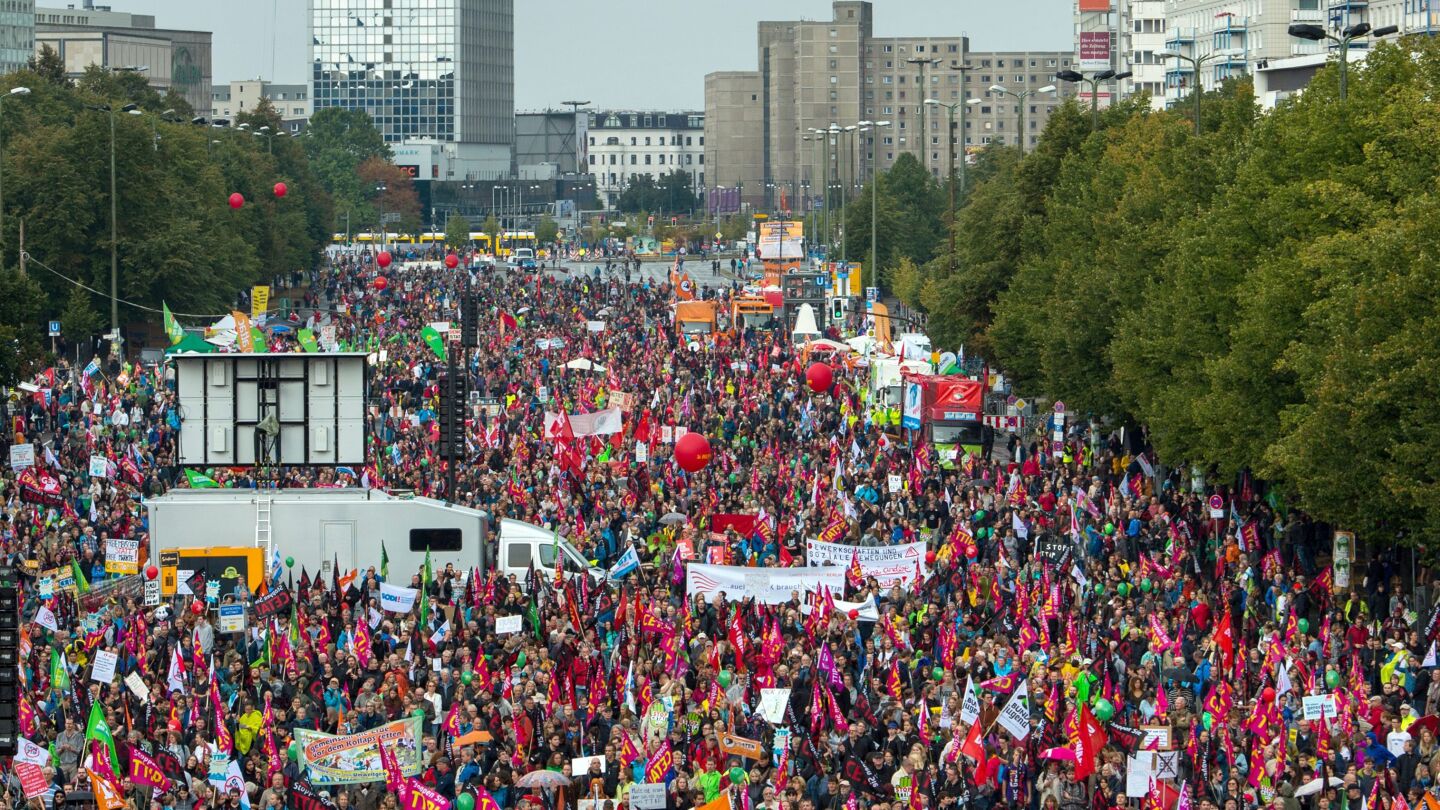 Imagen de una manifestaci&oacute;n en Berl&iacute;n en protesta contra los proyectados acuerdos de libre comercio