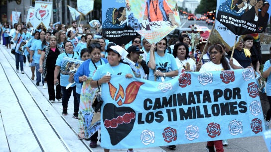 Decenas de mujeres inmigrantes marcharon, este 16 de septiembre de 2016, en Washington (Estados Unidos), para pedir al presidente de Estados Unidos Barack Obama, que frene las deportaciones de indocumentados