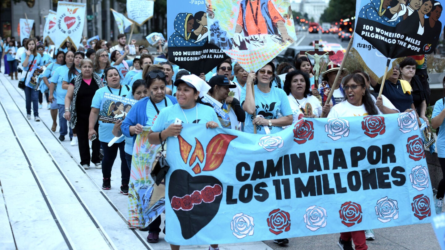 Decenas de mujeres inmigrantes marcharon, este 16 de septiembre de 2016, en Washington (Estados Unidos), para pedir al presidente de Estados Unidos Barack Obama, que frene las deportaciones de indocumentados