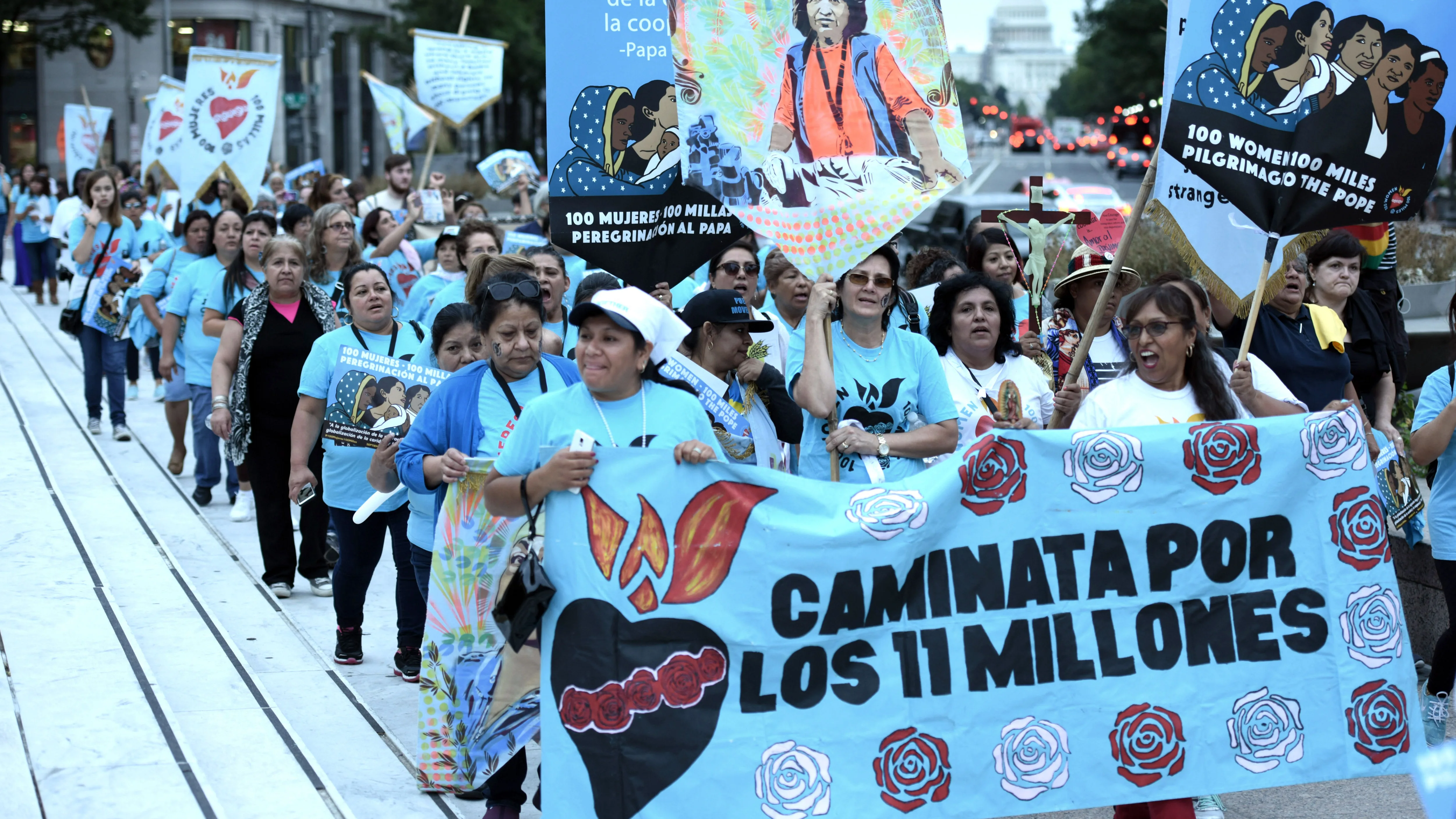 Decenas de mujeres inmigrantes marcharon, este 16 de septiembre de 2016, en Washington (Estados Unidos), para pedir al presidente de Estados Unidos Barack Obama, que frene las deportaciones de indocumentados