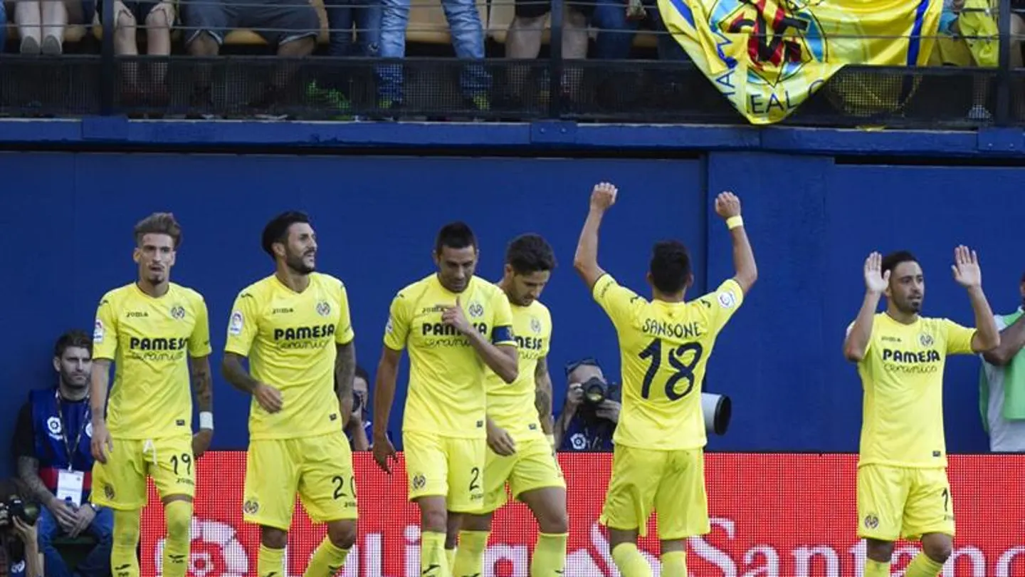 Sansone celebra el gol junto a los jugadores del Villarreal Sansone celebra el gol junto a los jugadores del Villarreal