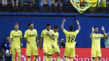 Sansone celebra el gol junto a los jugadores del Villarreal 