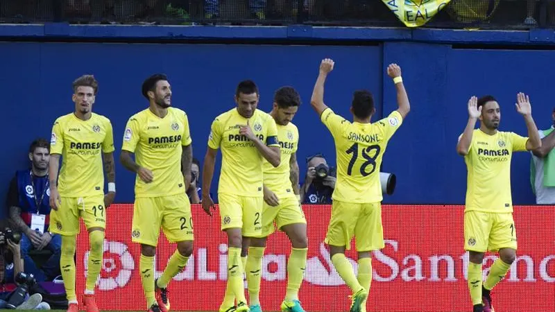 Sansone celebra el gol junto a los jugadores del Villarreal 