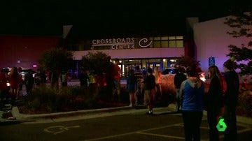 Frame 0.0 de: Abatido a tiros un hombre tras herir con arma blanca a ocho personas en un centro comercial de Minesota, EEUU
