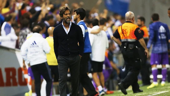 Quique Sánchez Flores dirigiendo a sus jugadores desde la banda Quique Sánchez Flores dirigiendo a sus jugadores desde la banda