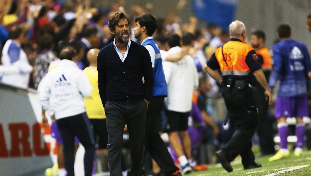 Quique Sánchez Flores dirigiendo a sus jugadores desde la banda