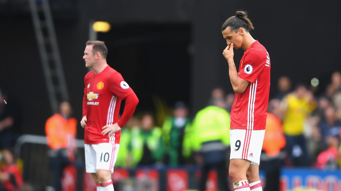 Rooney e Ibrahimovic se lamentan tras un gol del Watford Rooney e Ibrahimovic se lamentan tras un gol del Watford