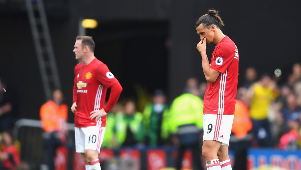 Rooney e Ibrahimovic se lamentan tras un gol del Watford