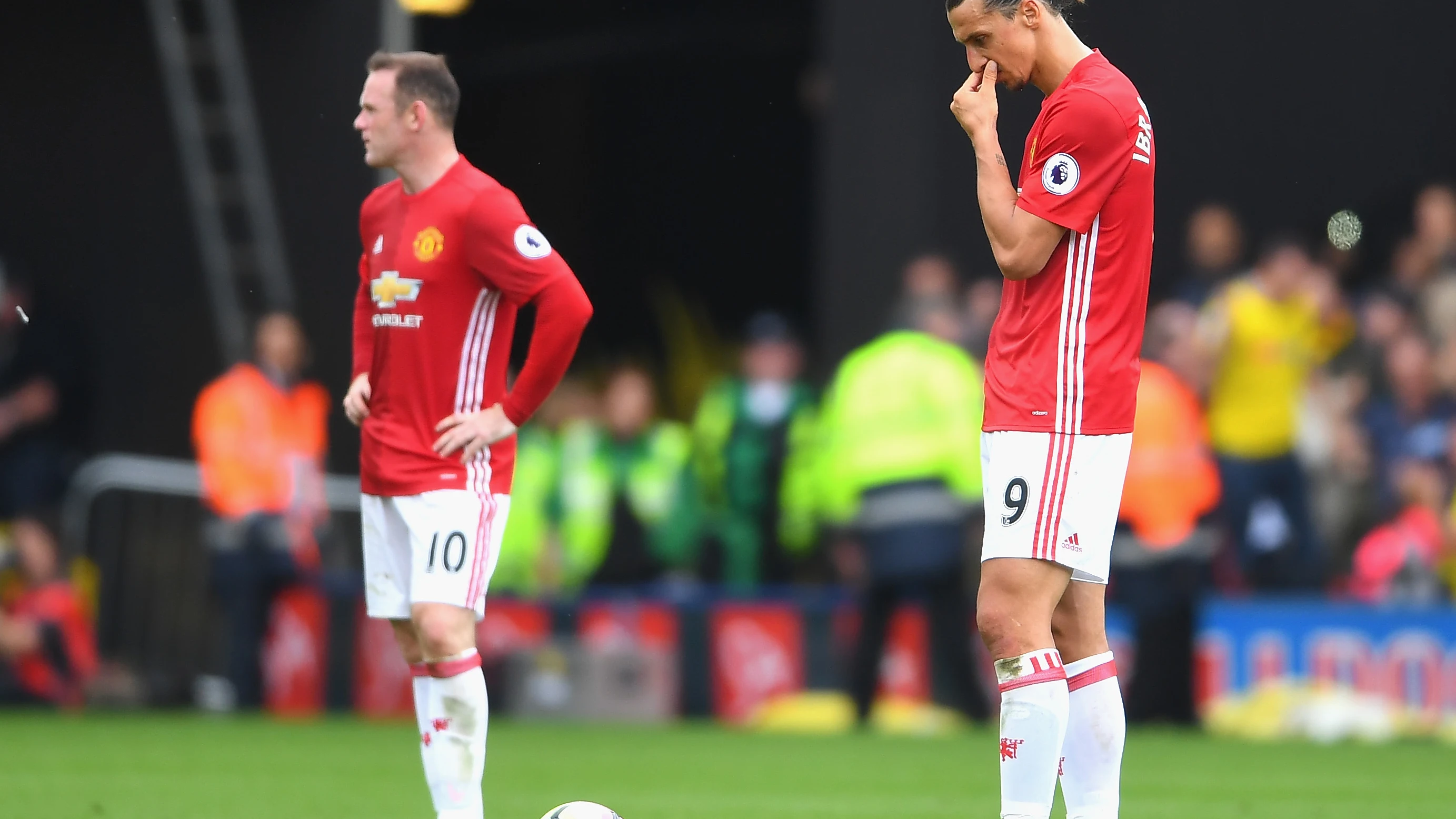 Rooney e Ibrahimovic se lamentan tras un gol del Watford