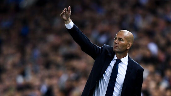 Zidane da instrucciones en la banda de Cornell&aacute;