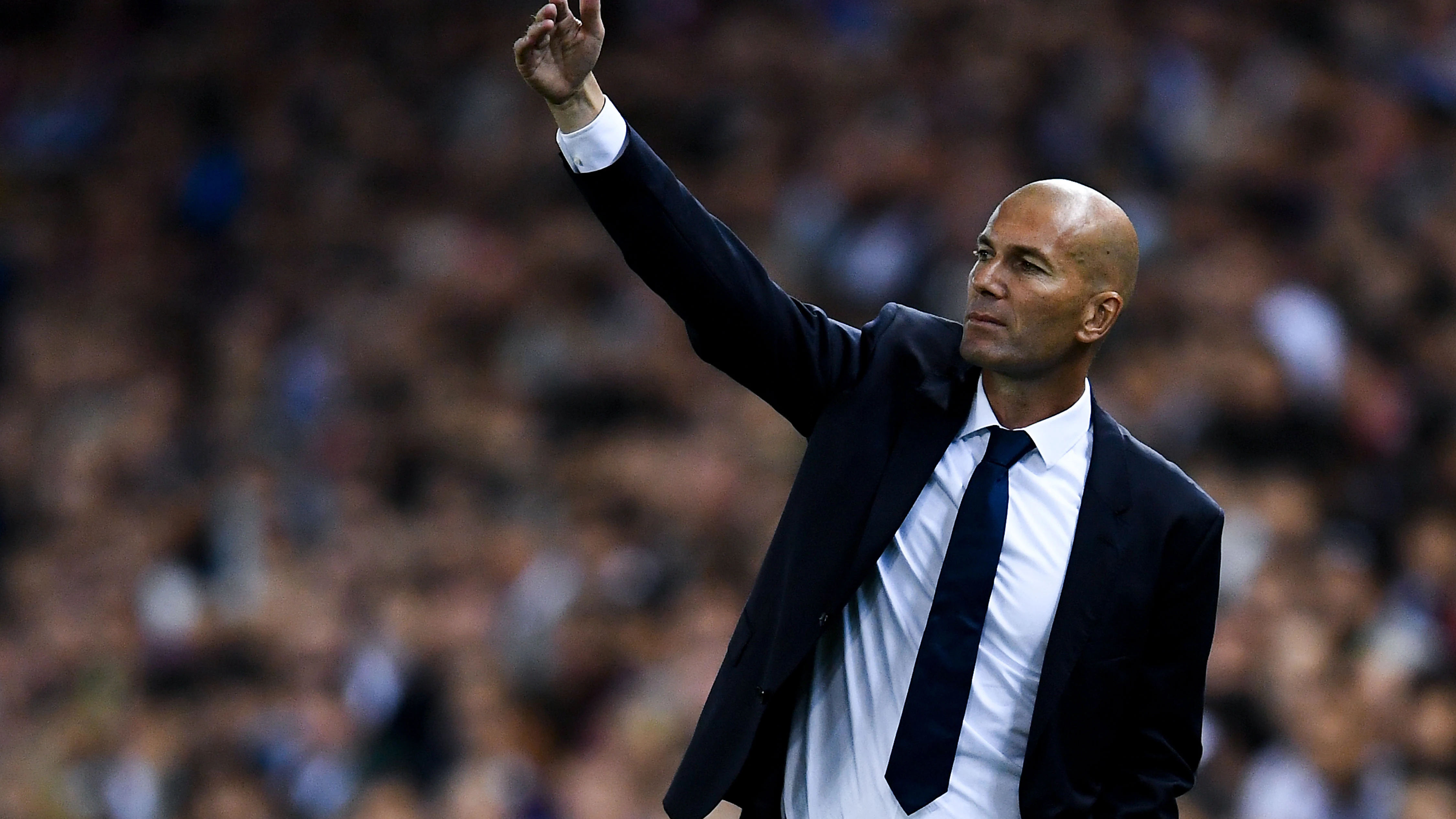 Zidane da instrucciones en la banda de Cornell&aacute;