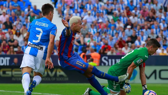 Neymar cae en el área del Leganés Neymar cae en el área del Leganés