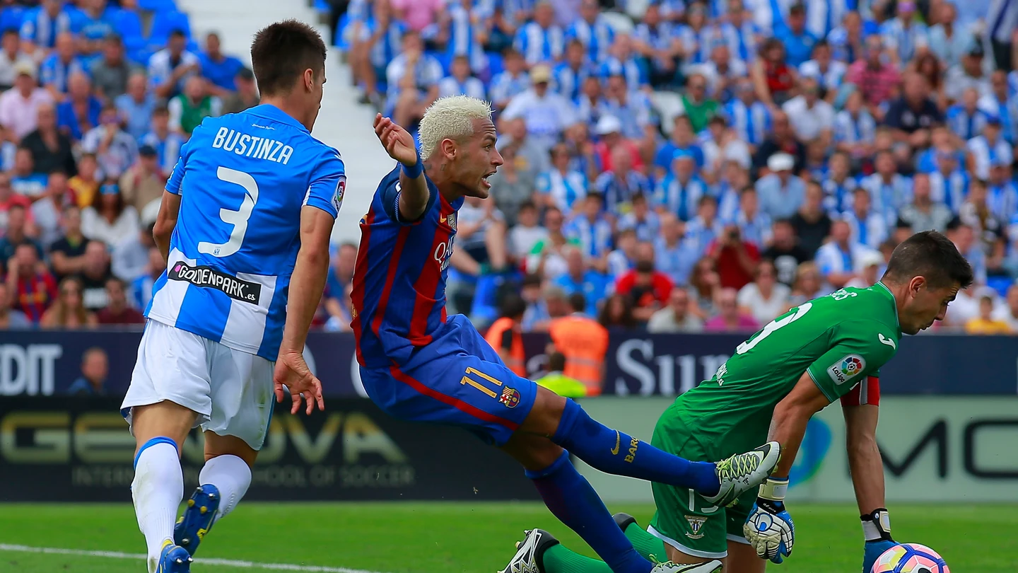 Neymar cae en el área del Leganés Neymar cae en el área del Leganés