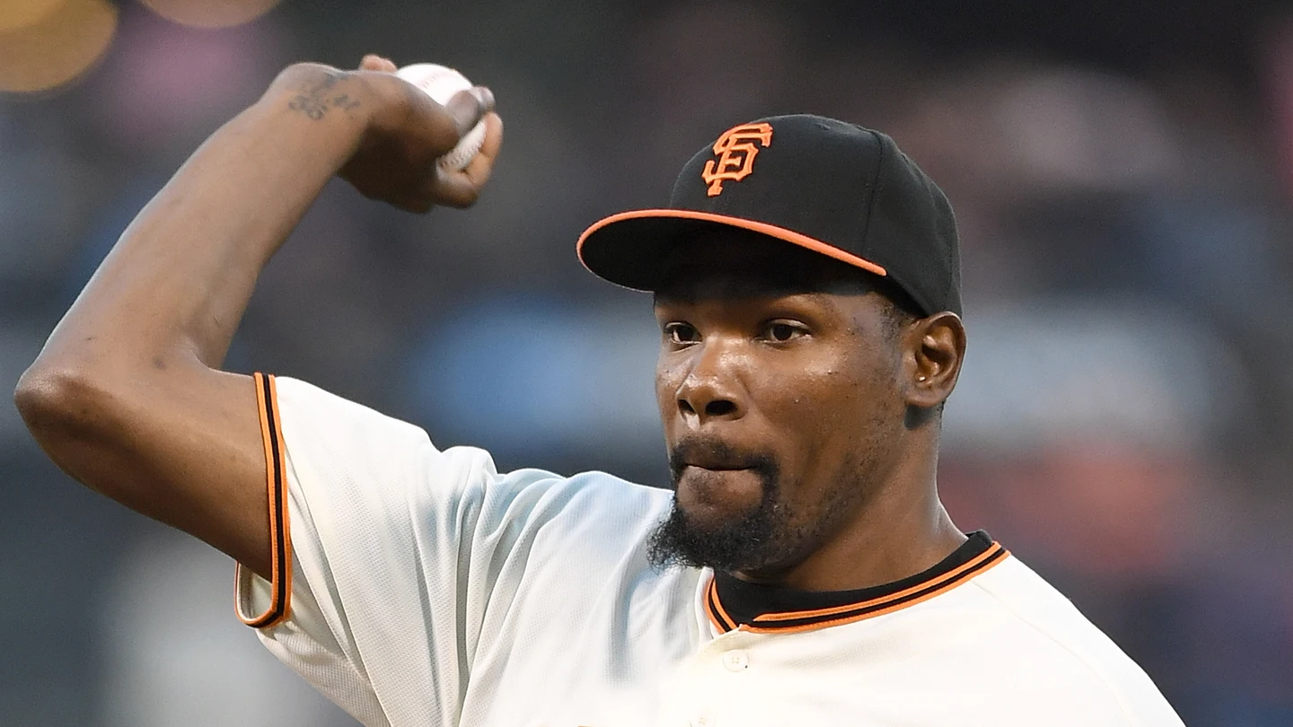 Kevin Durant, estrella invitada para el primer lanzamiento del Giants-Cardinals Kevin Durant, estrella invitada para el primer lanzamiento del Giants-Cardinals