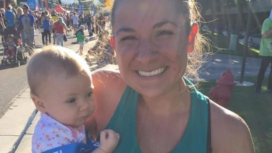 Anna con su hija de cinco meses después de la carrera Anna con su hija de cinco meses después de la carrera