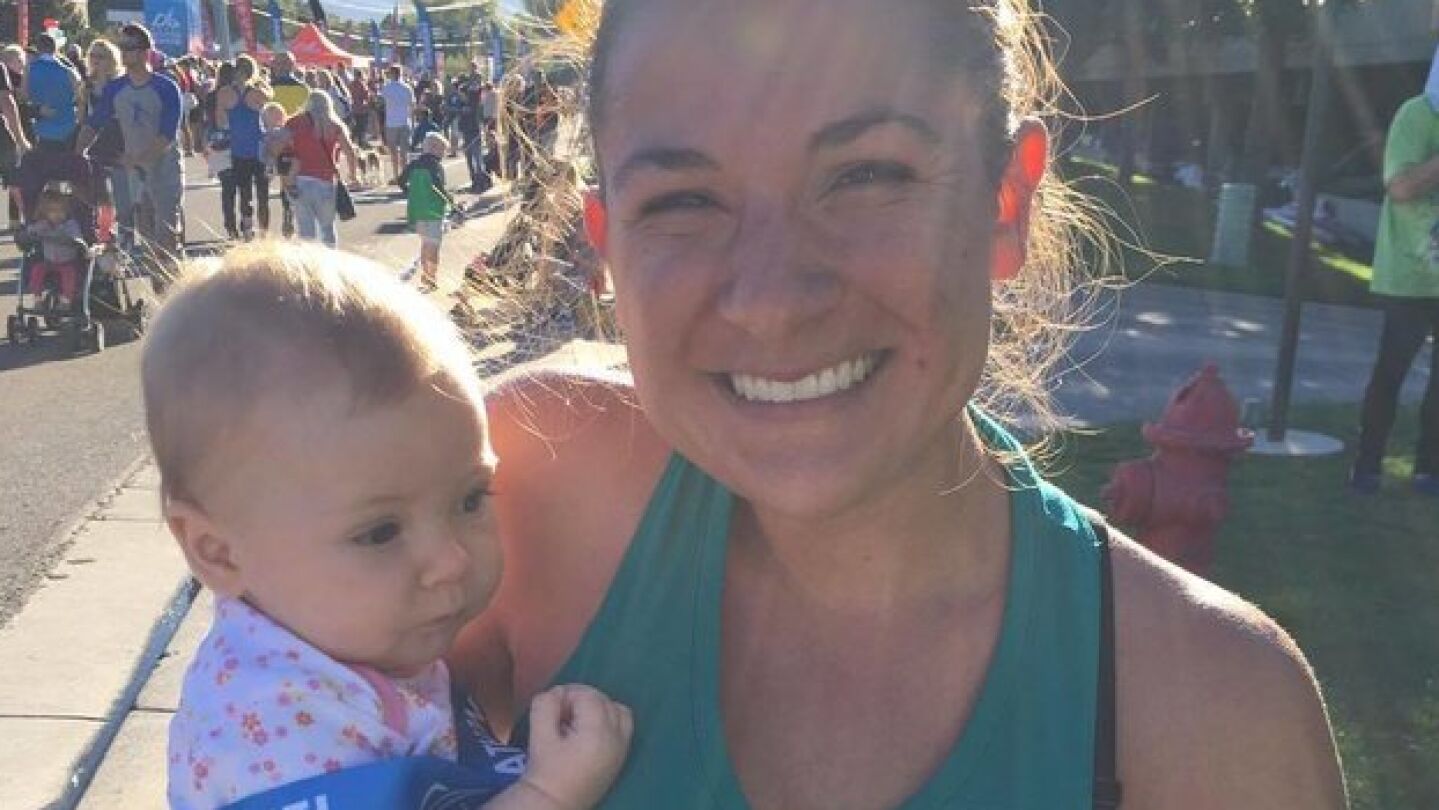 Anna con su hija de cinco meses despu&eacute;s de la carrera