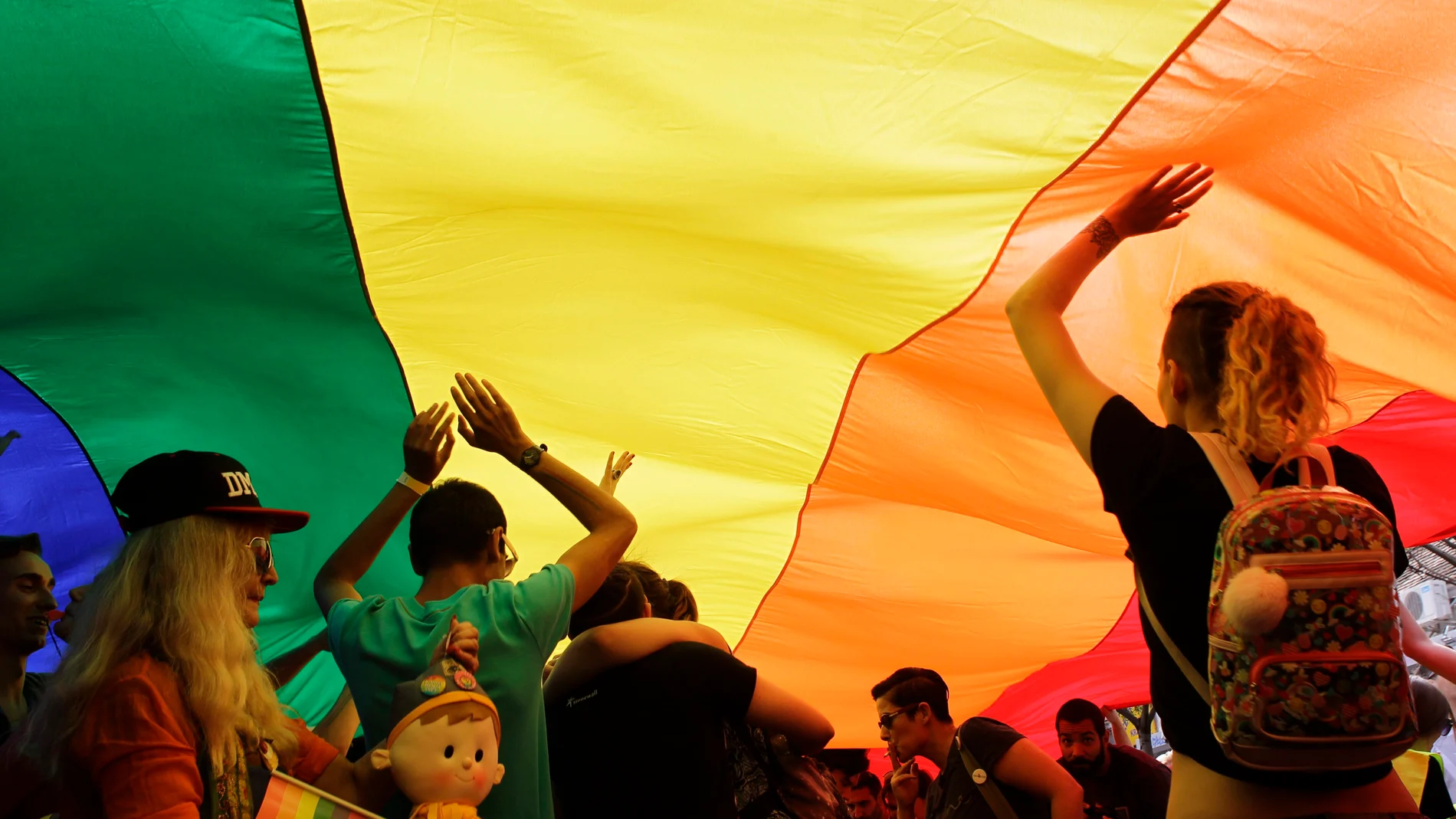 Varias personas asisten al desfile del Orgullo Gay en Belgrado