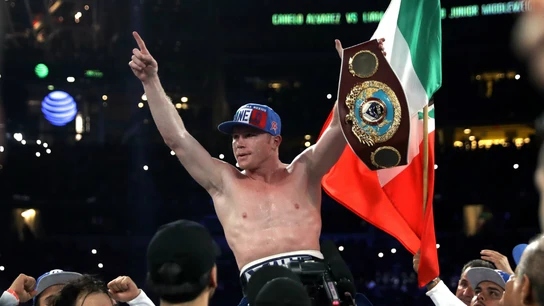 'Canelo' Álvarez celebra su cinturón 'Canelo' Álvarez celebra su cinturón