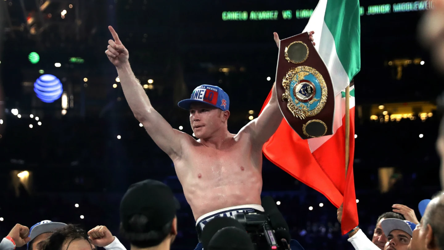 'Canelo' Álvarez celebra su cinturón 'Canelo' Álvarez celebra su cinturón