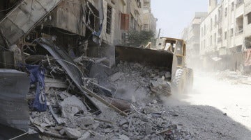 Vista de una calle destruída en la ciudad de Mleha, en las afueras de Damasco