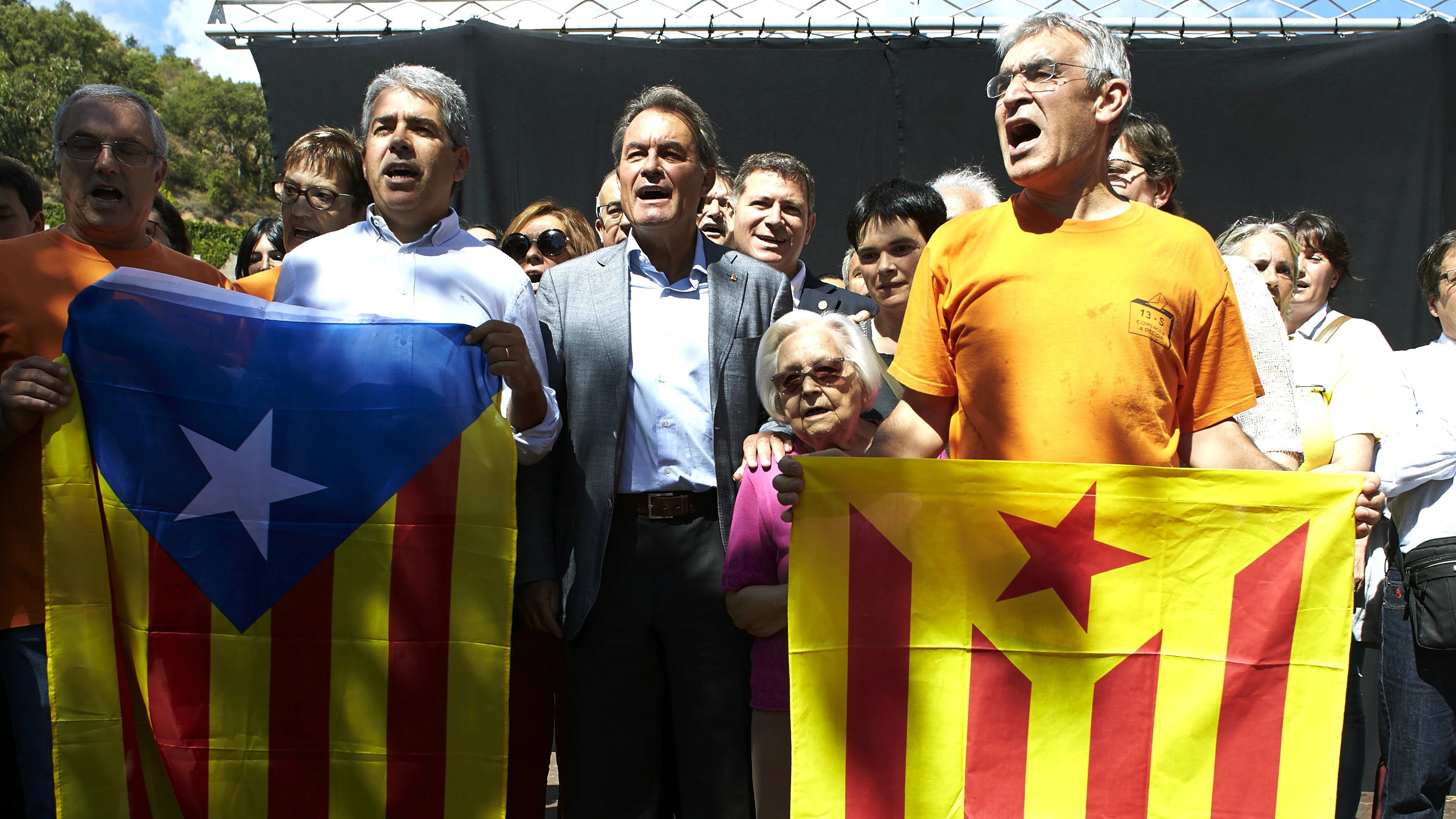 El expresidente de la Generalitat Artur Mas (centro) y el exconseller Francesc Homs (izquierda), en el municipio de Arenys de Munt