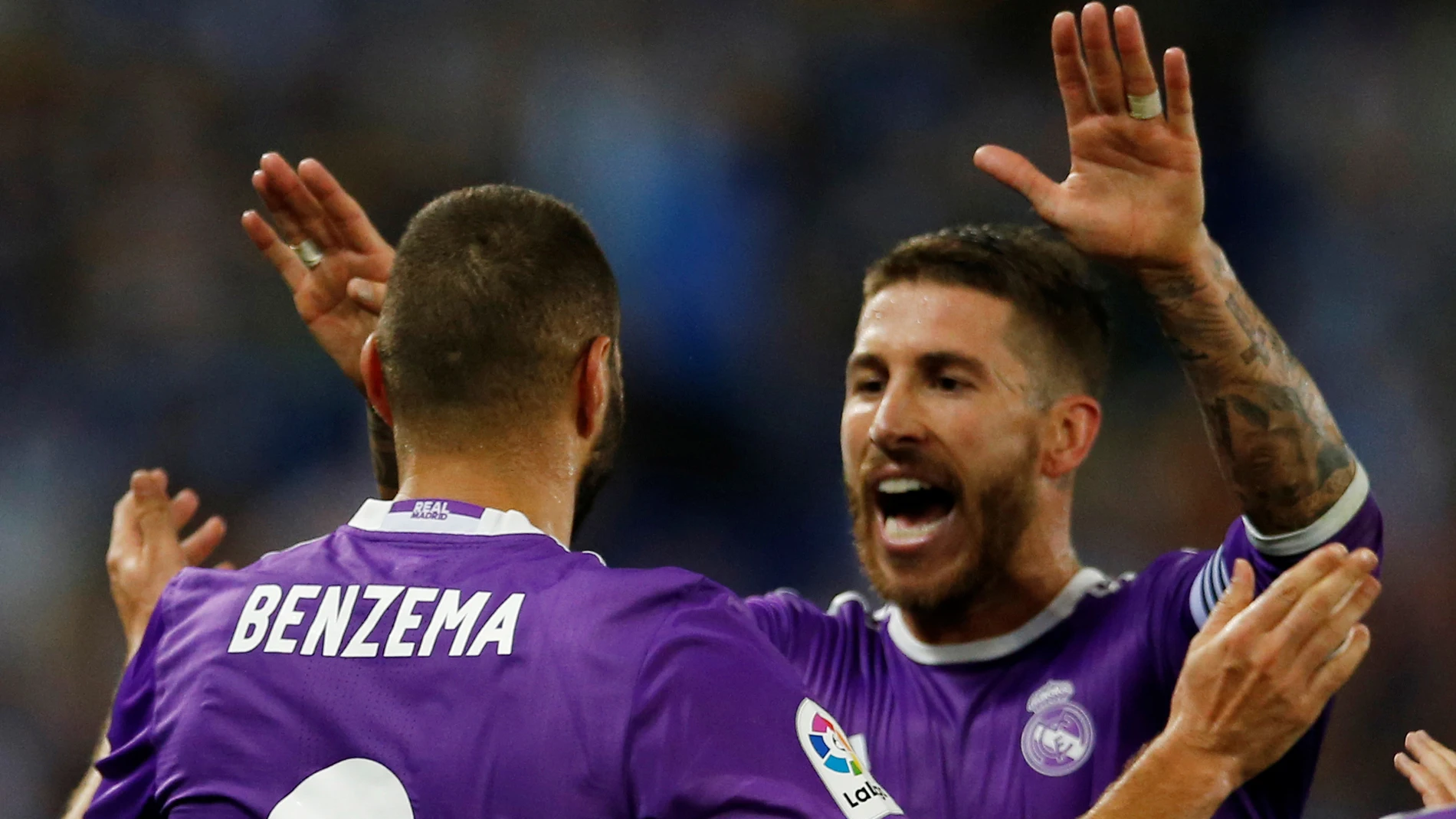 Sergio Ramos felicitando a Benzema tras marcar el 0-2 ante el Espanyol