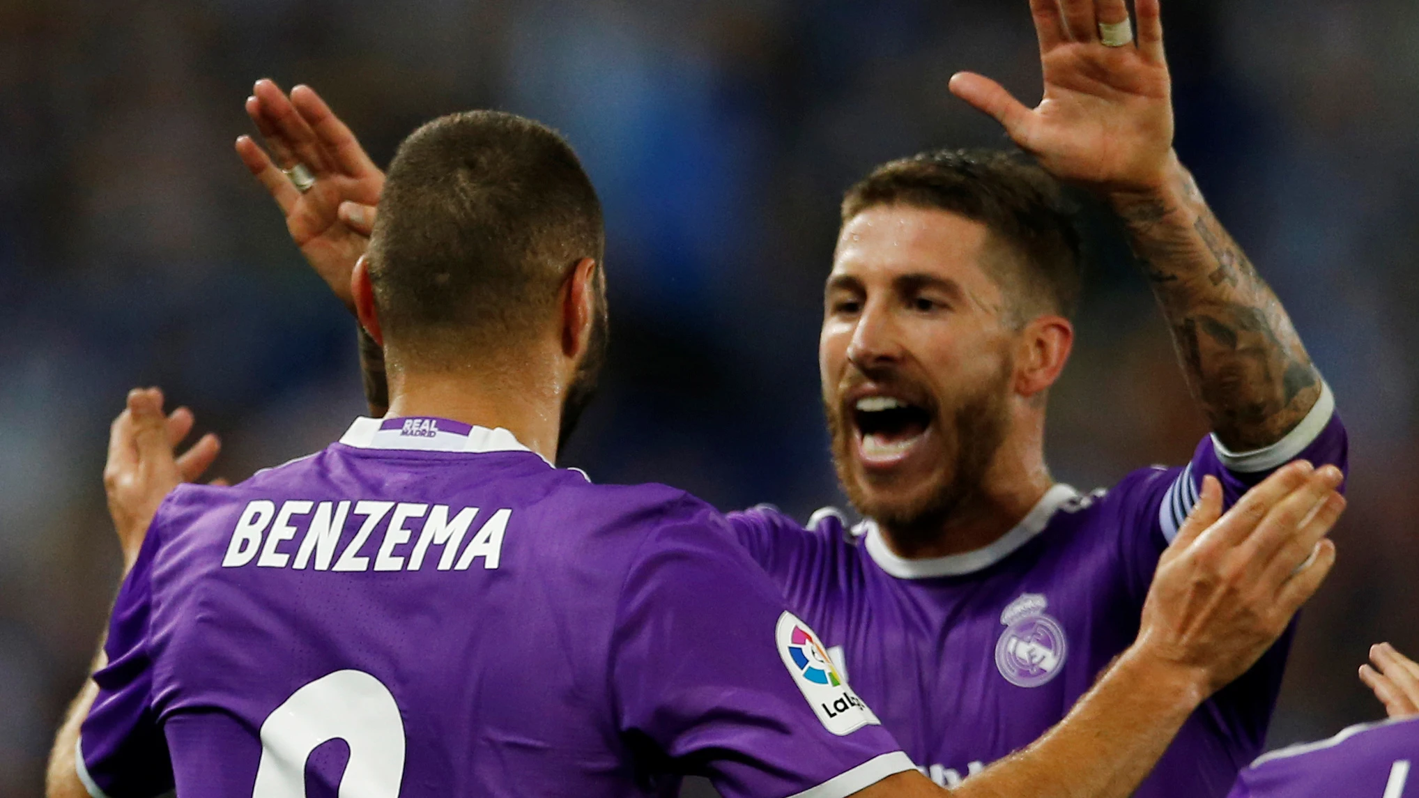 Sergio Ramos felicitando a Benzema tras marcar el 0-2 ante el Espanyol