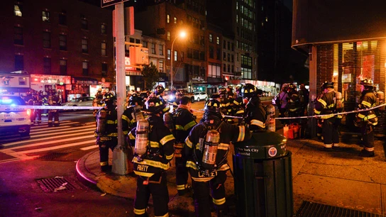 Decenas de bomberos en el barrio Chelsea, Nueva York Decenas de bomberos en el barrio Chelsea, Nueva York