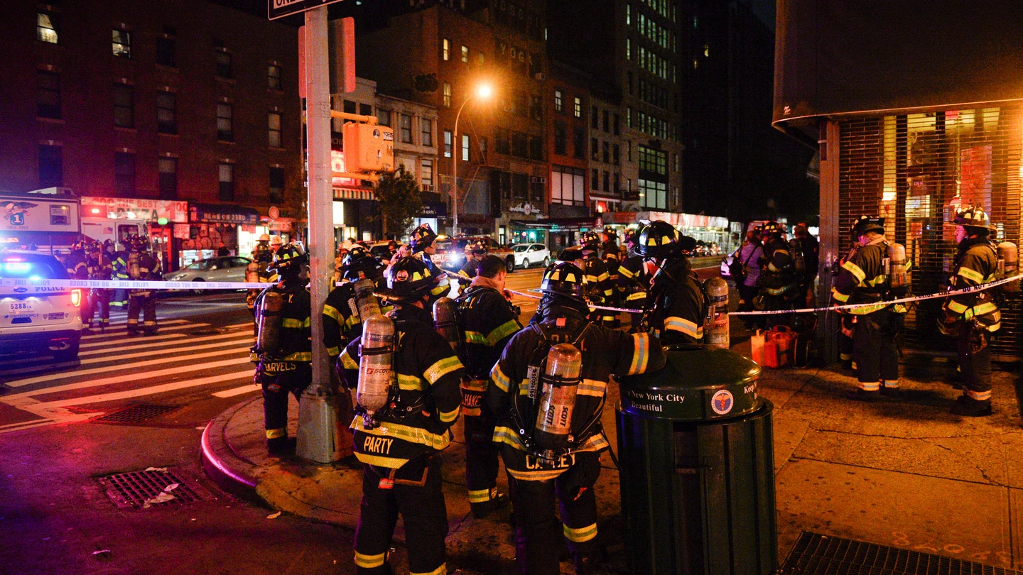 Decenas de bomberos en el barrio Chelsea, Nueva York Decenas de bomberos en el barrio Chelsea, Nueva York