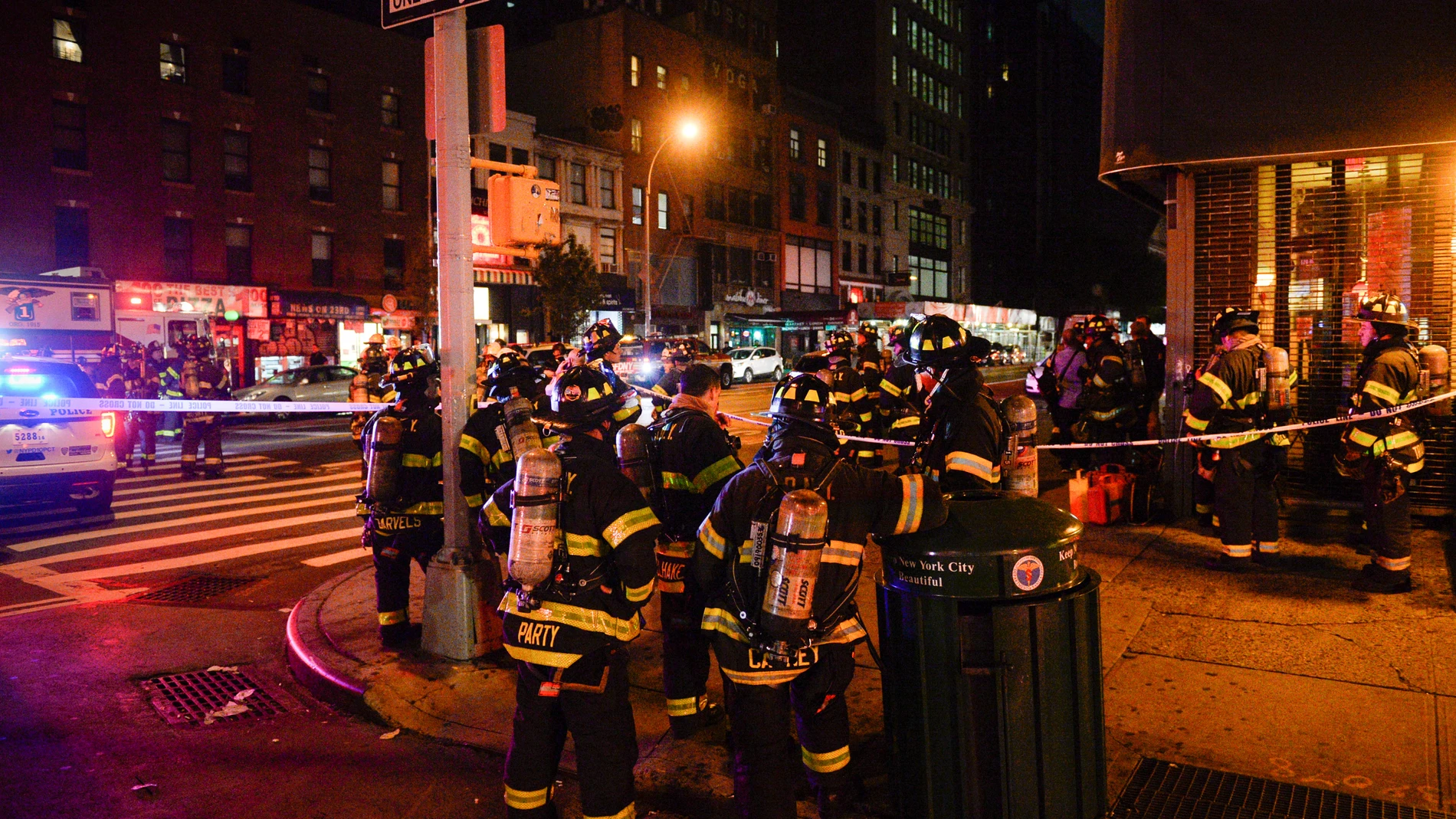 Decenas de bomberos en el barrio Chelsea, Nueva York
