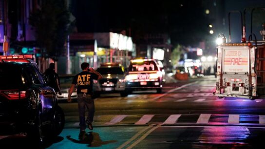 Efectivos policiales en el barrio de Chelsea en Nueva York.