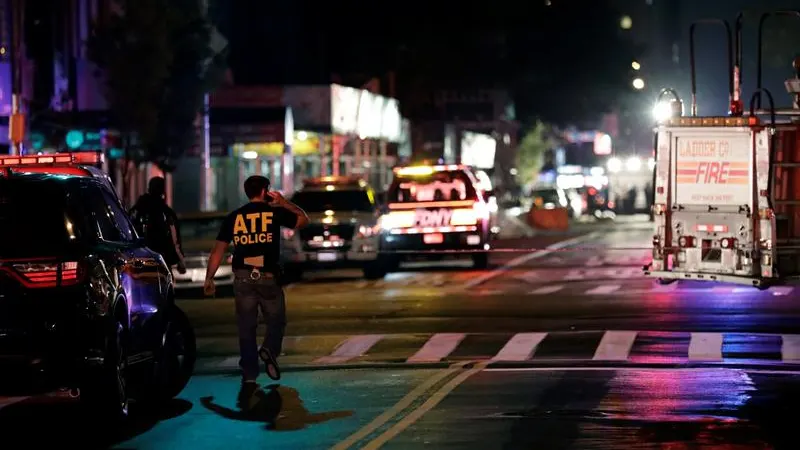 Efectivos policiales en el barrio de Chelsea en Nueva York.