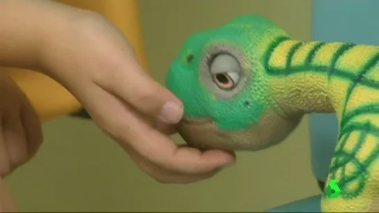 Frame 26.743773 de: Un dinosaurio robot: el nuevo amigo de los niños en un hospital de Barcelona antes de pasar por quirófano Frame 26.743773 de: Un dinosaurio robot: el nuevo amigo de los niños en un hospital de Barcelona antes de pasar por quirófano